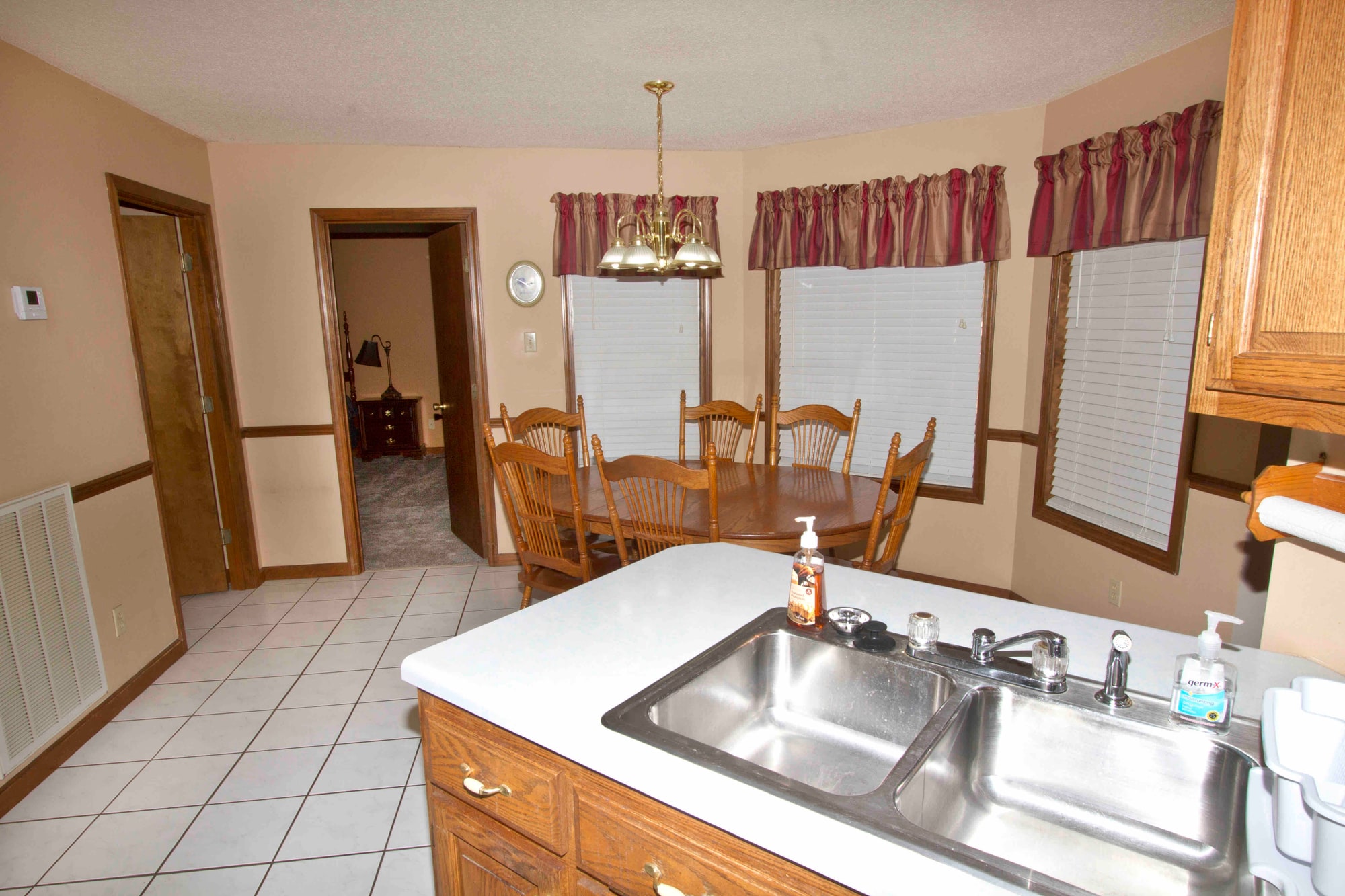 Dining area image 1 at Poppie's Place