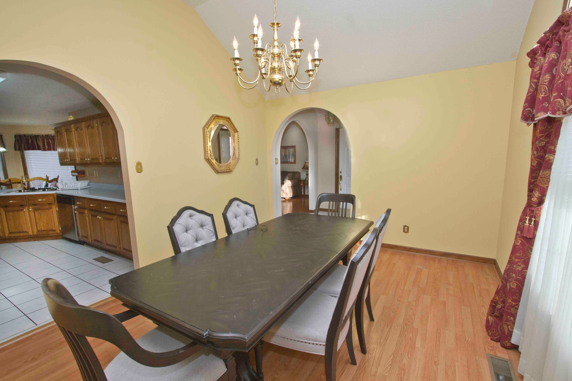 Dining area image 2 at Poppie's Place