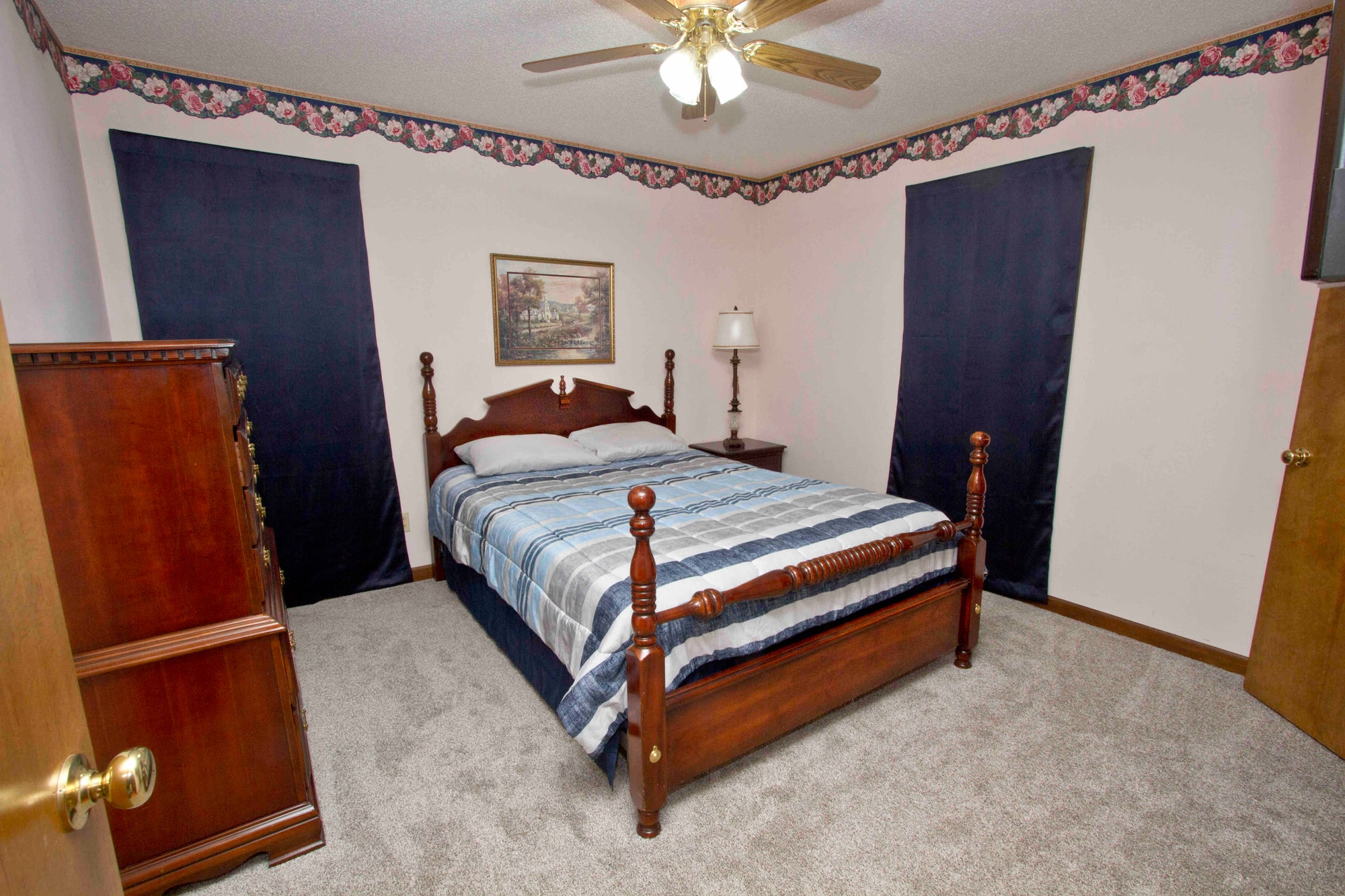 Bedroom 3 image 1 at Poppie's Place