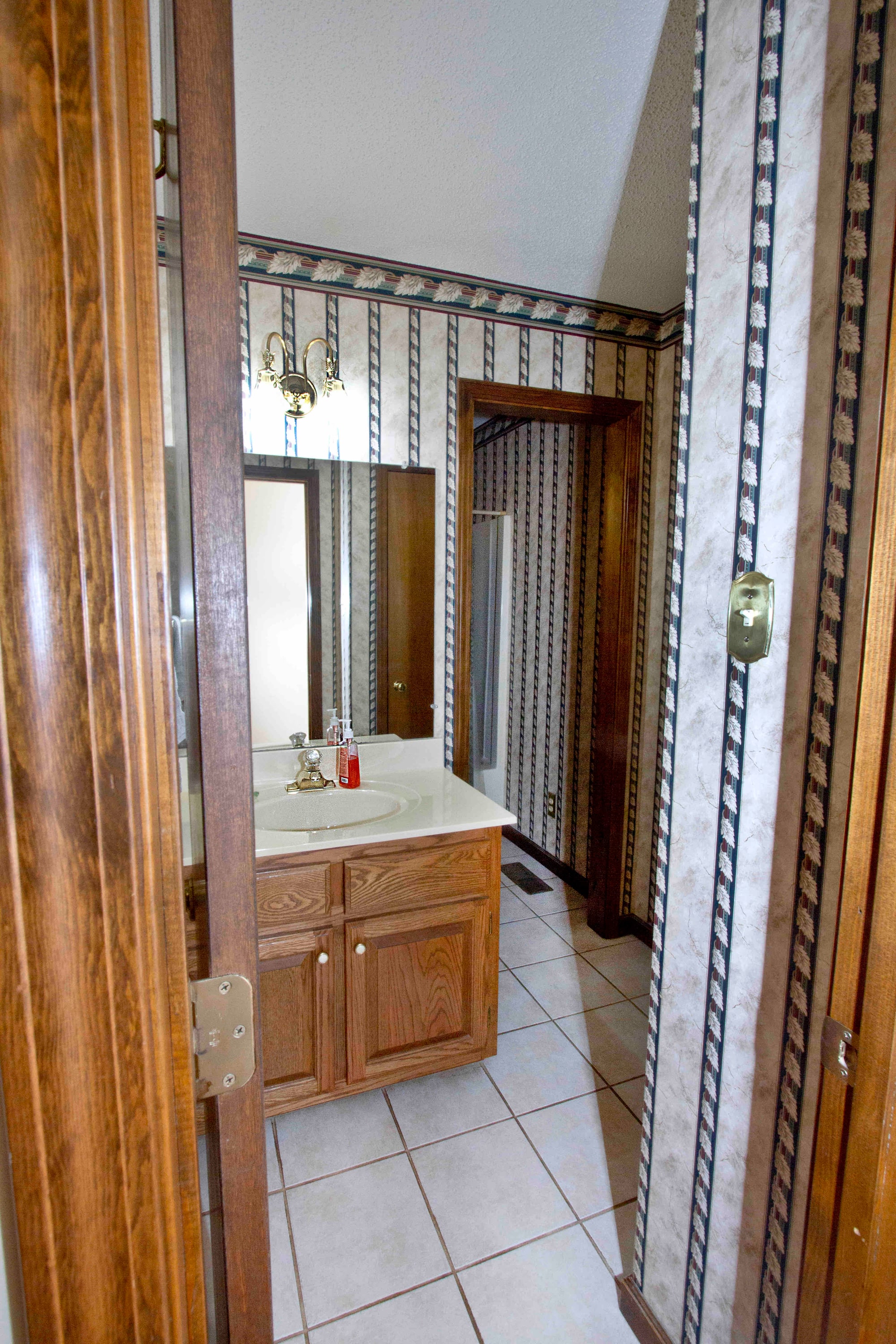 Full bathroom 1 image 1 at Poppie's Place