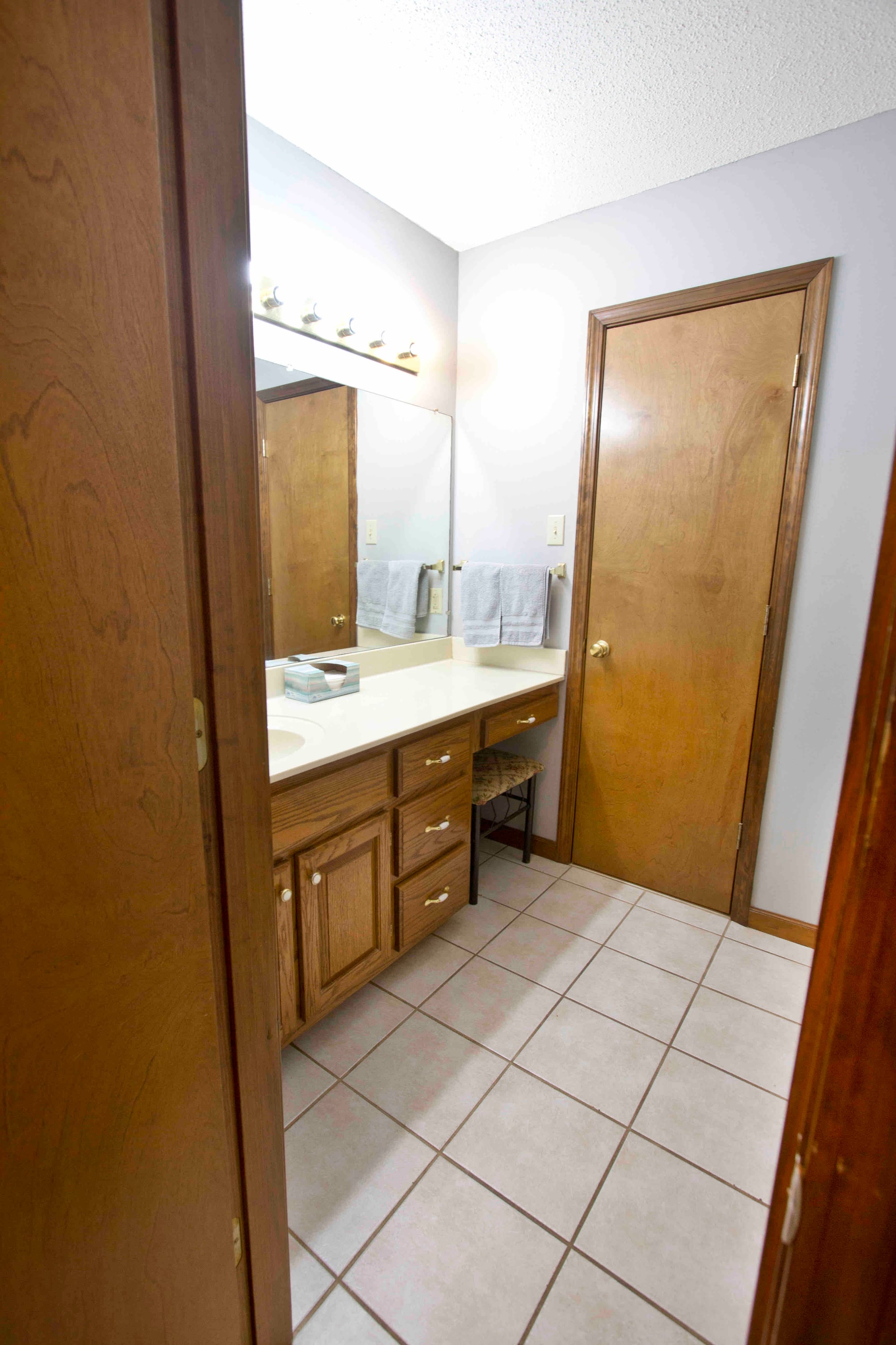 Full bathroom 2 image 1 at Poppie's Place