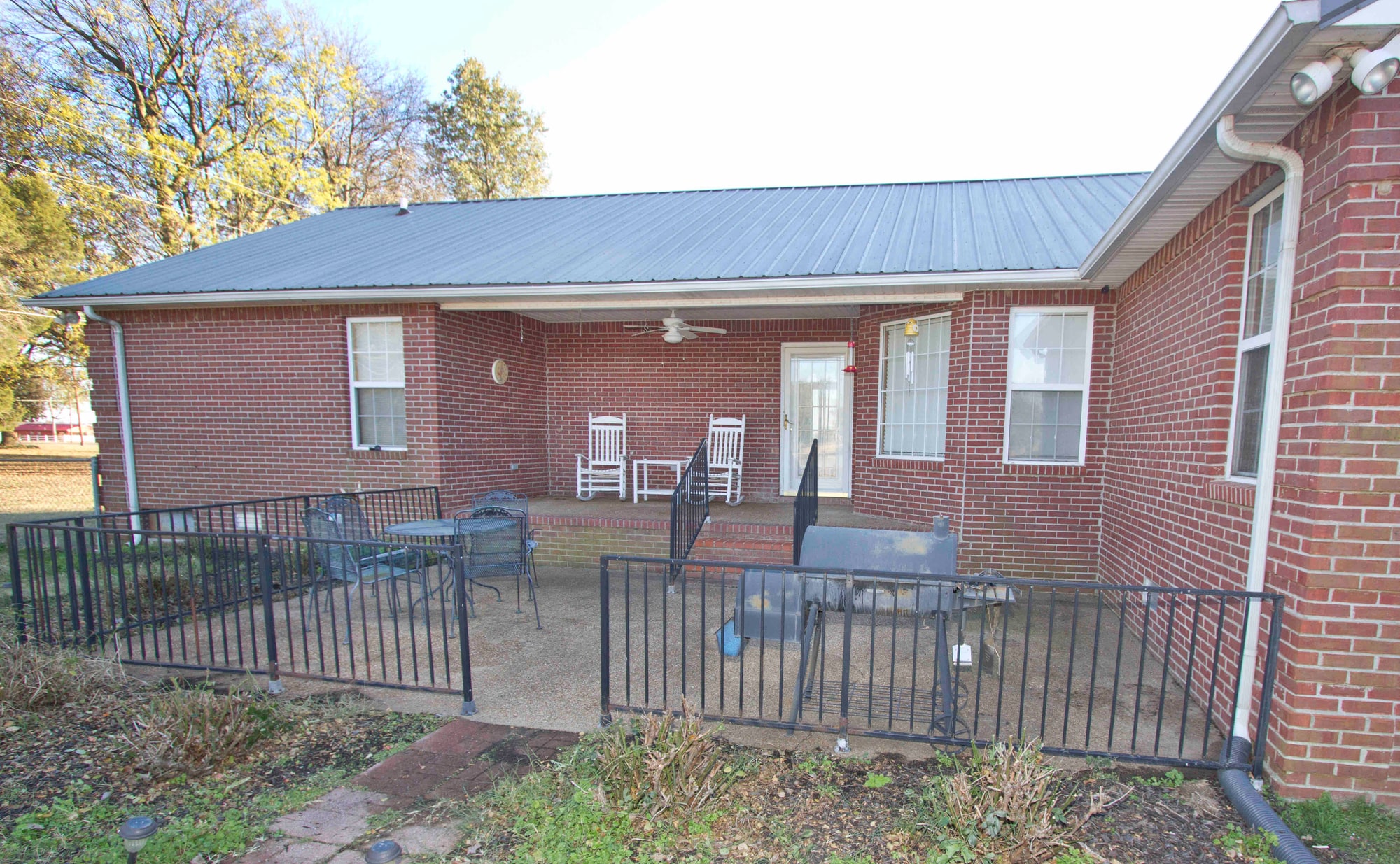 Exterior image 2 at Poppie's Place